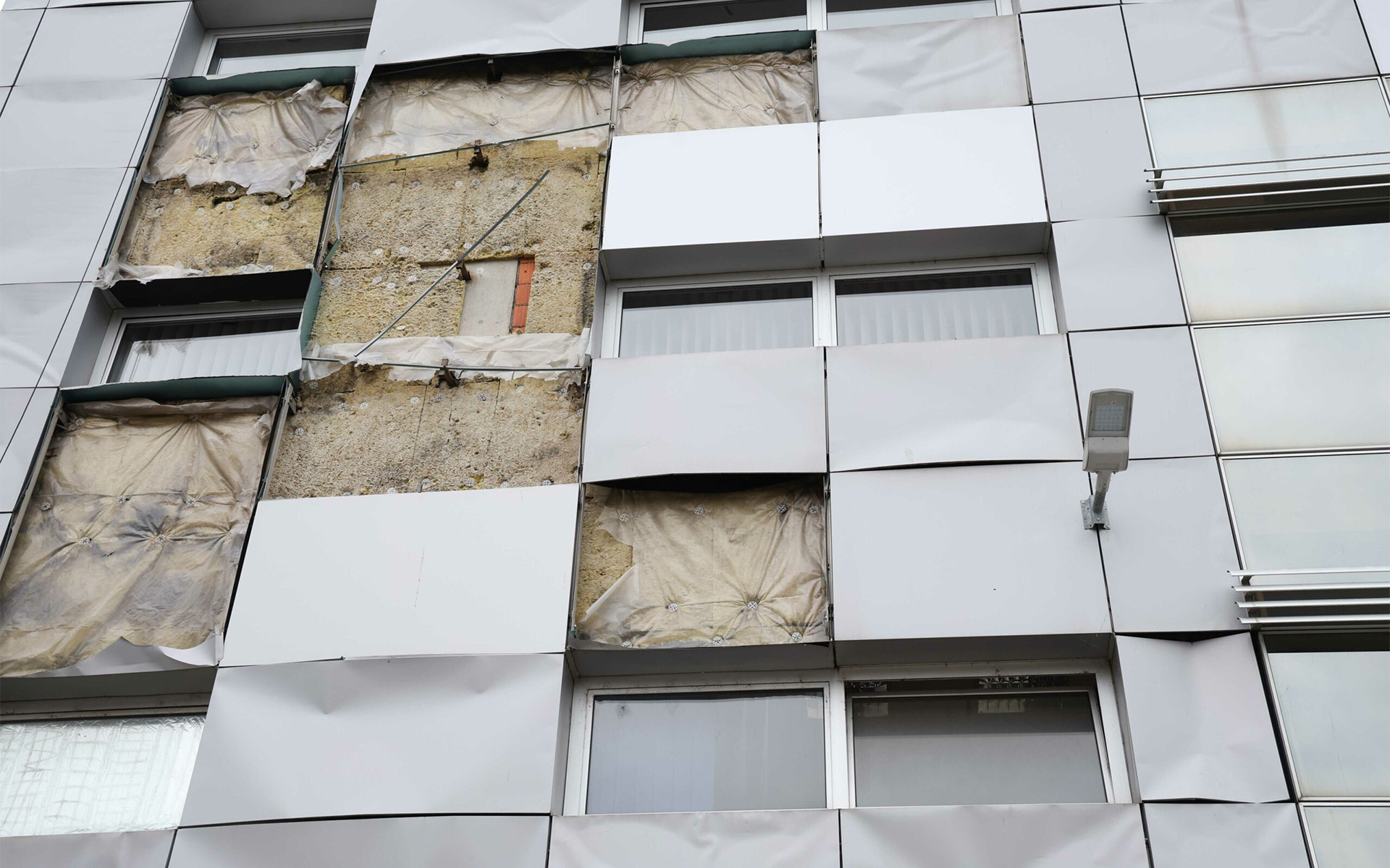 Facciata ventilata danneggiata: isolante visibile e deteriorato sull’edificio della Procura di Banja Luka Bosnia Erzegovina.