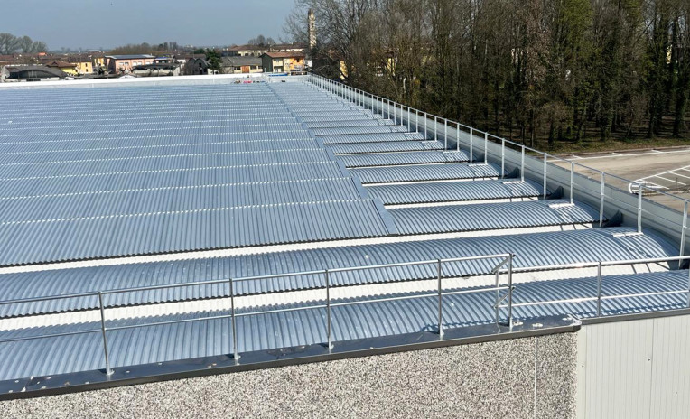 Railings on roof: GUARD for roof with domes. 