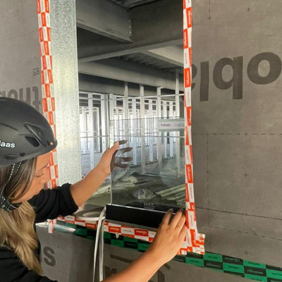 Steel frame: how to isolate windows and doors in a hybrid concrete-to-steel building