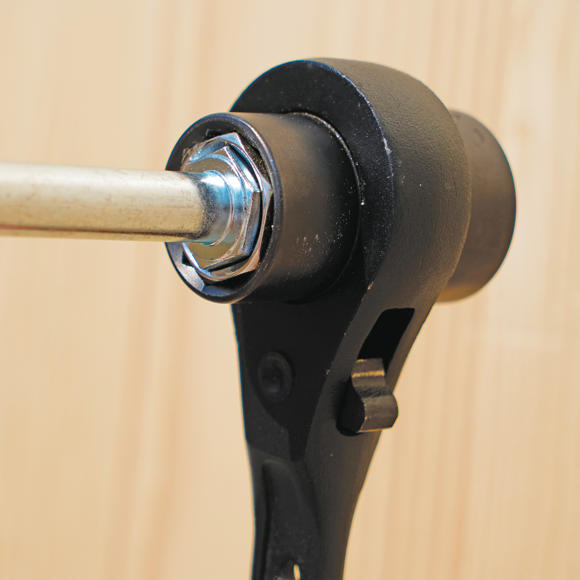 aplicación-llave-de-carraca-cricket-agujero-pasante-detalle-casquillo-cricket