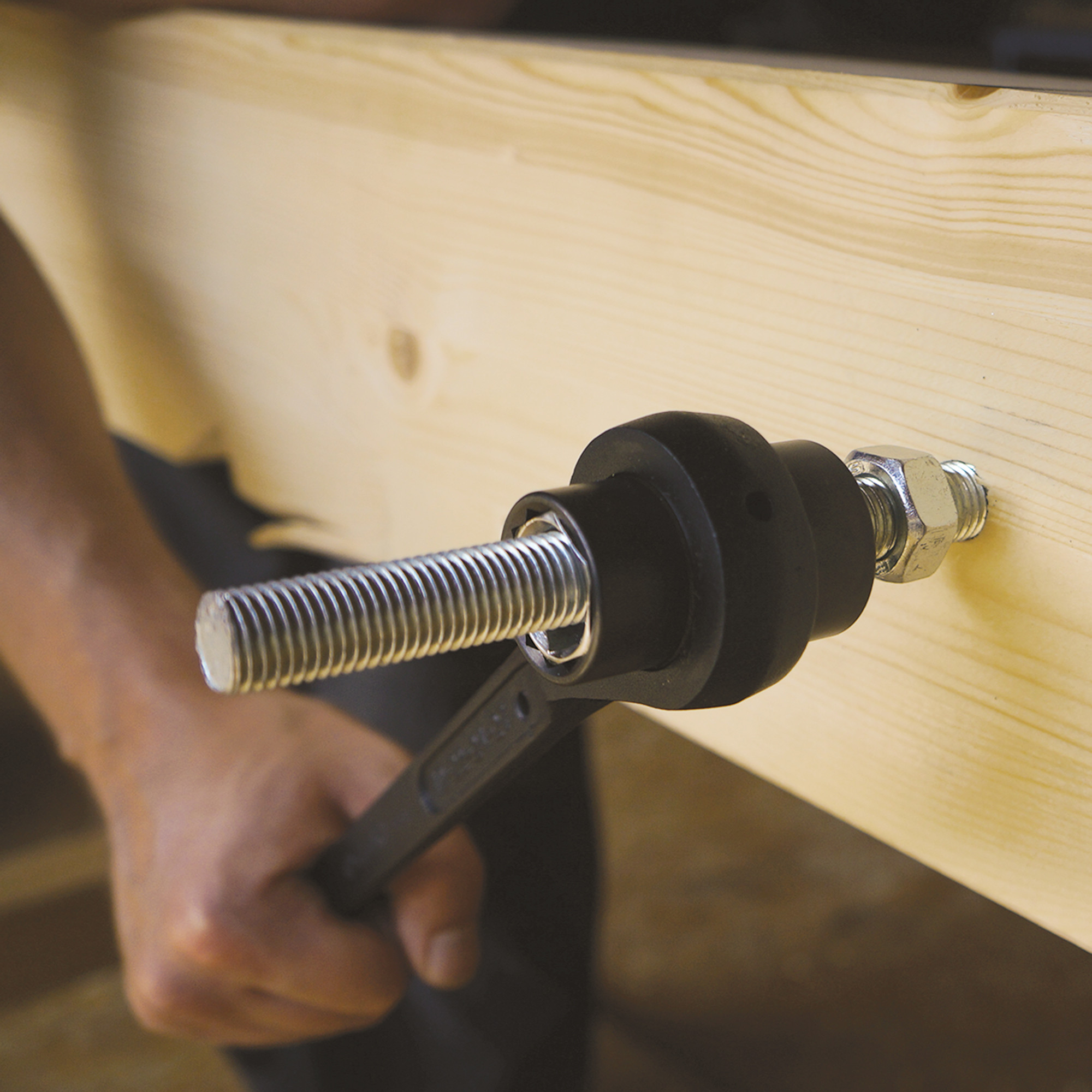 aplicación-llave-combinada-de-carraca-cricket-apriete-barra-roscada-madera-cricket